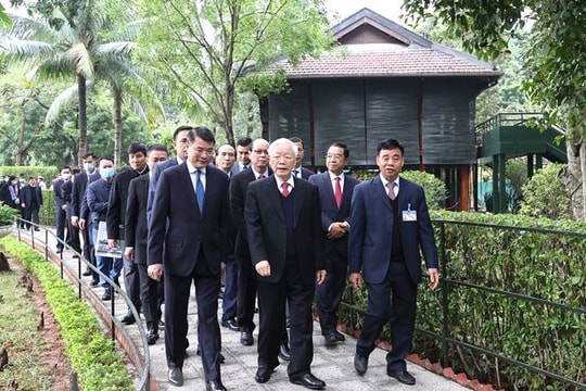 Tổng Bí thư, Chủ tịch nước dâng hương tưởng niệm Bác Hồ tại nhà 67