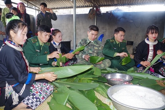 Ăn Tết sớm với Đồn Biên phòng Huổi Luông