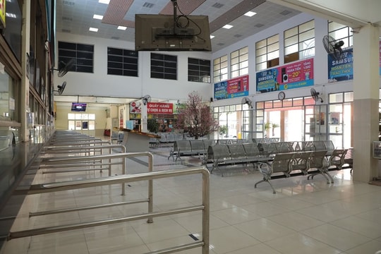 Khung cảnh bến xe chiều 30 Tết