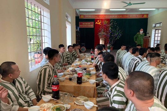 Bữa cơm đặc biệt trong trại tạm giam