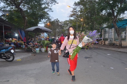 Những người khách cuối cùng của phiên chợ chiều 30 tết