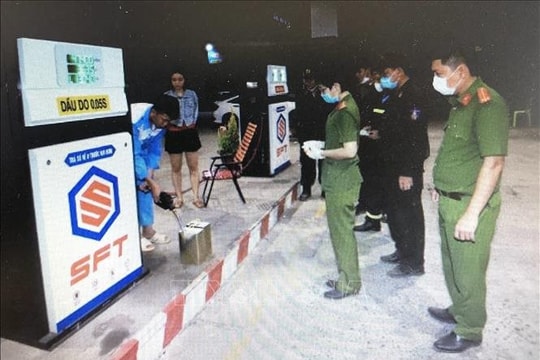 Bắt khẩn cấp thêm 8 đối tượng trong đường dây sản xuất xăng giả