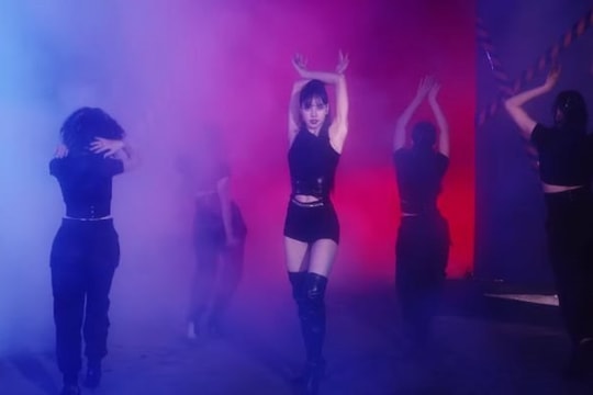 Lisa (BlackPink) tung video vũ đạo "đốt mắt" trong ngày đầu năm mới