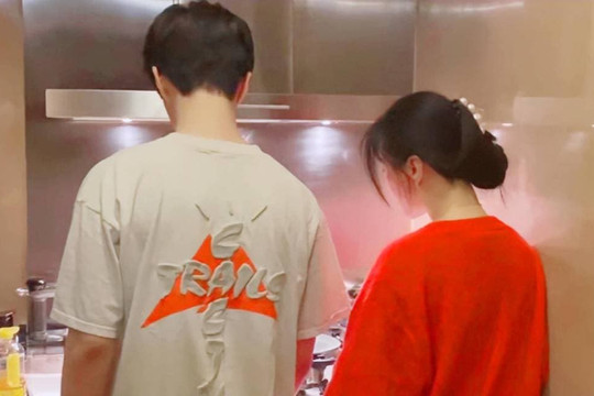 Phạm Băng Băng trực tiếp vào bếp, nấu nướng cặm cụi bên người đàn ông đặc biệt