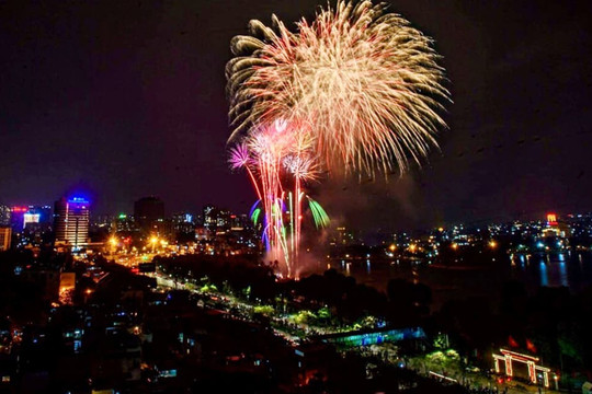 Màn pháo hoa rực sáng trên bầu trời Hà Nội trong thời khắc chuyển giao năm mới Tân Sửu 2021
