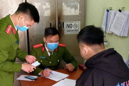 Khoe “chiến tích" đốt pháo trên Facebook, 2 thanh niên bị phạt 3 triệu đồng