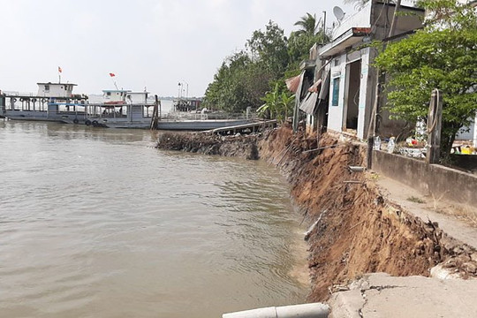 Điều tra vụ sạt lở khiến 10 người trên phà rơi xuống sông Hậu