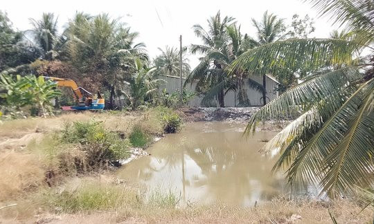 Xúc đất làm vuông tôm, bất ngờ 1 quả bom phát nổ