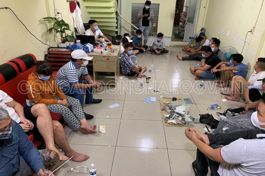 Triệt phá sới bạc 3 lớp cửa bảo vệ, bắt giữ 13 đối tượng