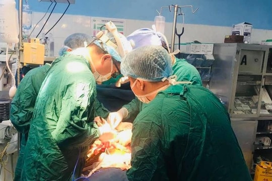 Cứu sống thành công bé gái bị mảnh thủy tinh đâm thủng thành bụng
