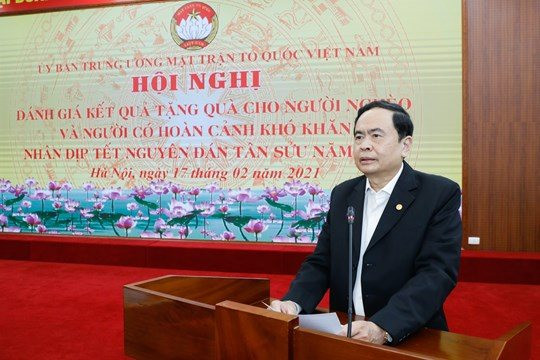 Trao 910 tỷ đồng tương đương 1,816 triệu suất quà Tết cho người nghèo
