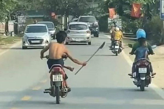 Triệu tập nam thanh niên lái xe bằng chân, cầm dao "phóng lợn" gây náo loạn trên đường