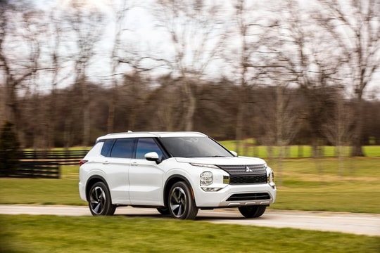 Mitsubishi Outlander 2022 ra mắt, giá từ 26.990 USD