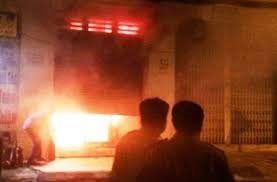 Ghen tuông, đổ xăng đốt cửa hàng khiến hai người bỏng nặng