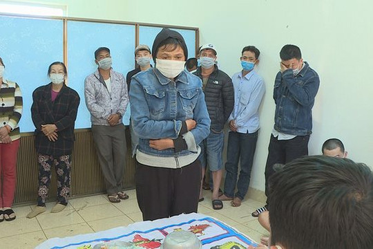 Bắt quả tang 21 đối tượng đánh bầu cua ăn tiền trên vỉa hè