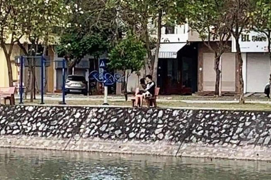 Ra công viên hôn nhau giữa những ngày cách ly xã hội, đôi trẻ Hải Dương bị phạt 4 triệu đồng