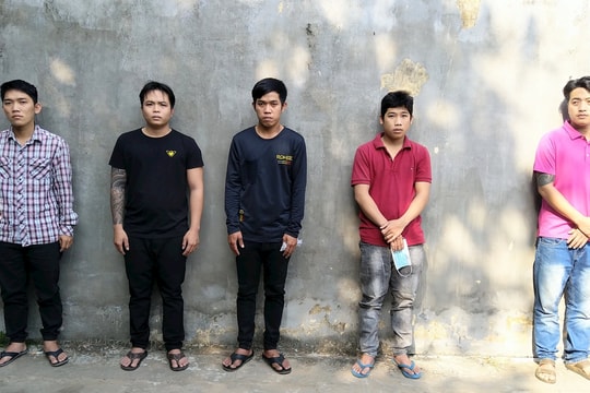 Khởi tố 5 đối tượng chống người thi hành công vụ