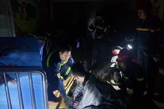 Cứu 1 người thoát khỏi đám cháy nhà 5 tầng trong đêm