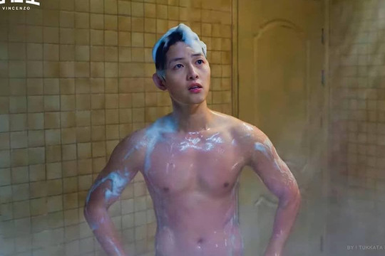 Song Joong Ki gây sốt với cảnh tắm khoe thân hình cơ bắp, liệu có còn đỉnh như thời đóng 'Hậu duệ của mặt trời'?