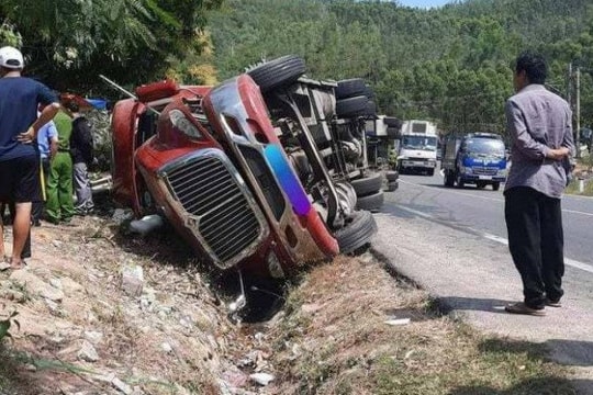 Vào cua bị lật, xe container đè người đi xe máy tử vong