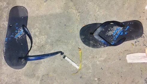 Bỏ lại dép, mũ bảo hiểm sau khi đâm chết người