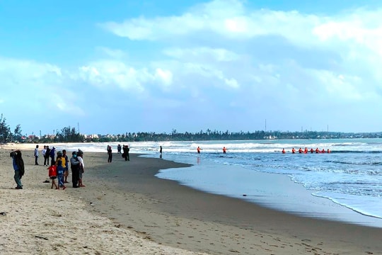 Tìm thấy thi thể nam sinh còn lại bị sóng cuốn trôi ở biển Mỹ Khê
