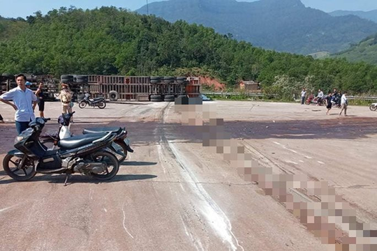 Va chạm với xe đầu kéo, 2 thanh niên điều khiển xe máy tử vong tại chỗ