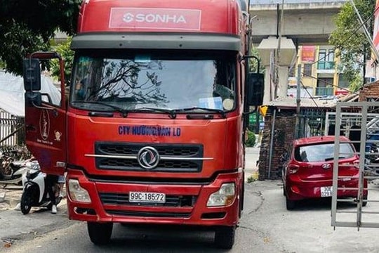 Đi lùi trên đường vành đai 3, tài xế xe tải bị phạt 17 triệu đồng