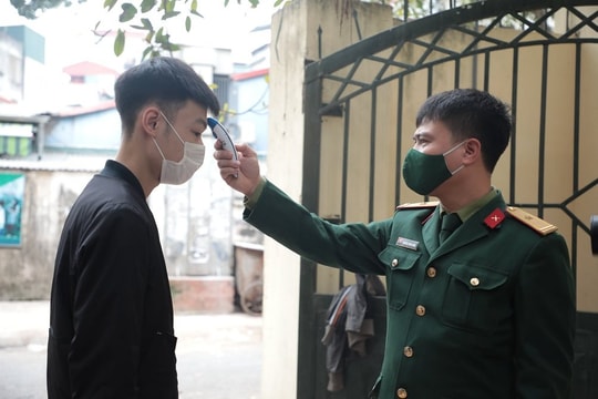Thanh niên Hà Nội xét nghiệm COVID-19 trước khi nhập ngũ