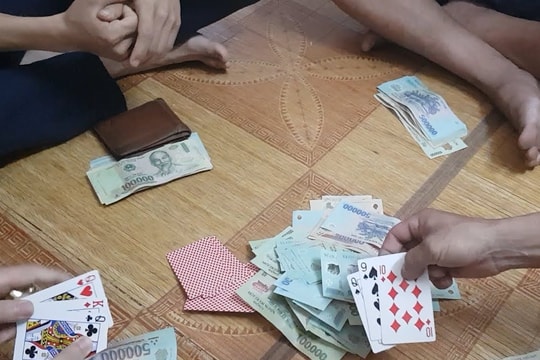 Khởi tố nhóm cán bộ xã về tội đánh bạc
