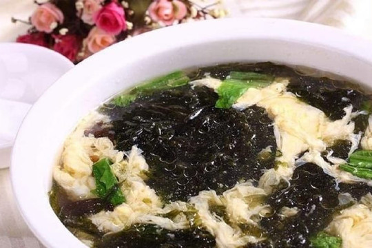 Làm món canh rong biển và trứng, không nên cho nước trực tiếp vào để nấu canh, nên nhớ hai mẹo, canh trứng ngon hơn