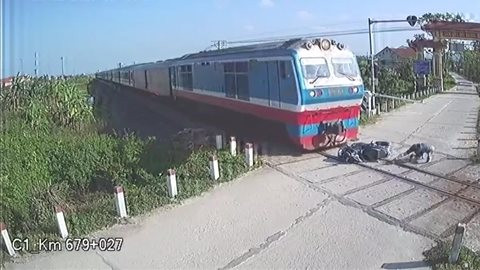 Người đàn ông thoát chết trước mũi tàu hỏa trong tích tắc