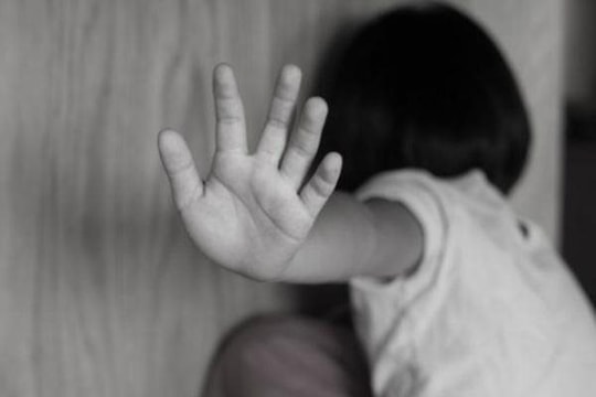 Tạm giữ người đàn ông 45 tuổi dâm ô bé gái 6 tuổi