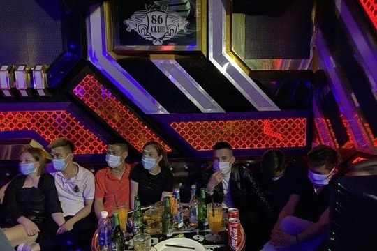 Bắt quả tang nhóm nam nữ phê ma túy trong quán karaoke