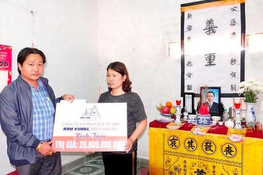 Trao quà hỗ trợ gia đình hai công dân cứu người đuối nước