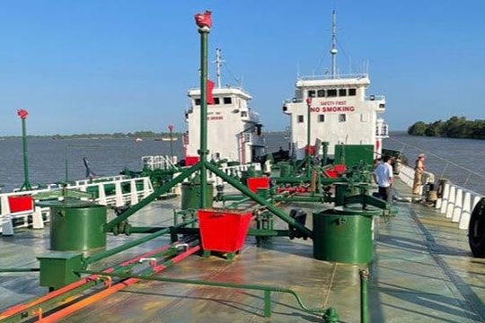 Hai tàu thủy bỏ chạy trong chuyên án buôn lậu xăng giả dùng kế "ve sầu thoát xác"