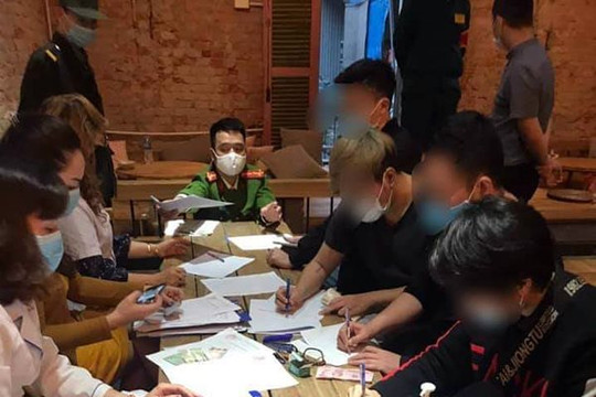 30 người uống cà phê không đeo khẩu trang bị xử phạt