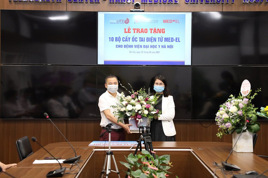 Bệnh viện Đại học Y Hà Nội nhận 10 bộ cấy ốc tai điện tử Med-el