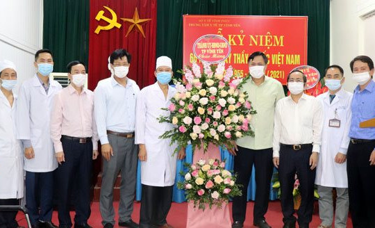Vĩnh Phúc: Lãnh đạo thành phố Vĩnh Yên thăm, động viên cán bộ ngành y tế nhân ngày Thầy thuốc Việt Nam