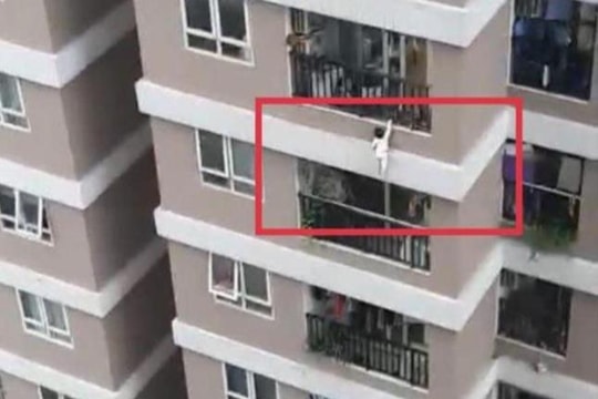 "Đứng tim" nhìn cảnh cháu bé rơi từ ban công tầng 12 chung cư