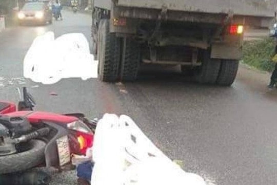 Bị xe tải chèn qua người sau khi tự ngã, 2 người thương vong