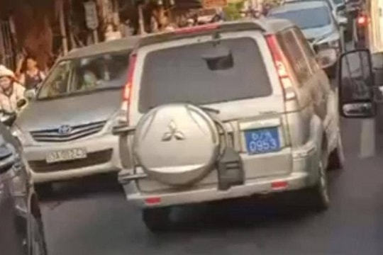 Tài xế xe biển xanh đi ngược chiều bị phạt 4 triệu đồng