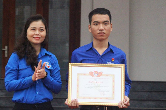 Tặng bằng khen cho thanh niên cứu sống 3 học sinh bị đuối nước