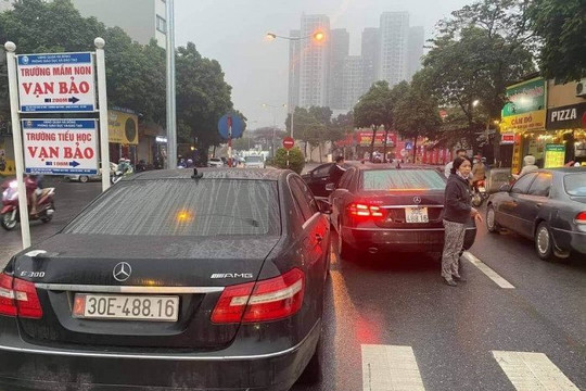 Tạm giữ hai xe sang Mercedes cùng biển kiểm soát tại Hà Nội