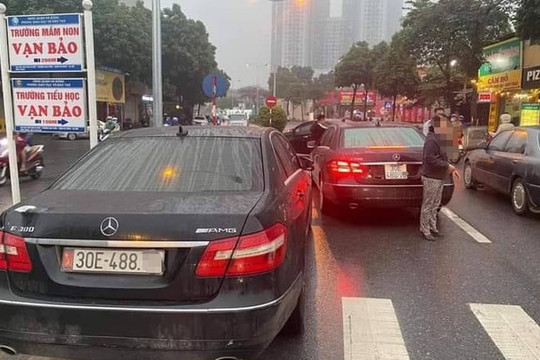 CSGT tạm giữ hai xe Mercedes cùng chung một biển số ở Hà Nội