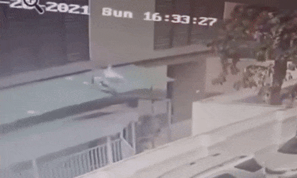 Góc quay rõ nét nhất khoảnh khắc 'người hùng' Nguyễn Ngọc Mạnh đỡ cháu bé rơi từ tầng 12
