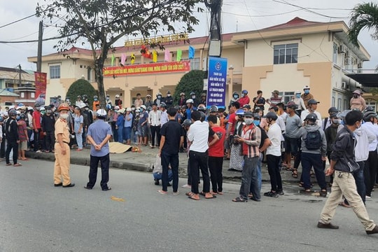 Tự tông vào vỉa hè, 2 thanh niên văng khỏi xe máy thương vong