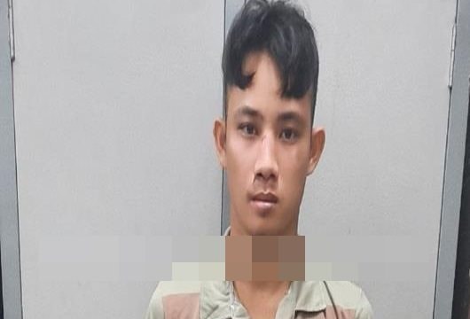 Đốt xe máy của mẹ, đánh người vào dập lửa