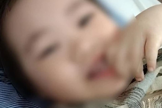 Sức khỏe bé gái rơi từ tầng 12 chung cư tiến triển rất tốt, đã có thể cười đùa, ca hát
