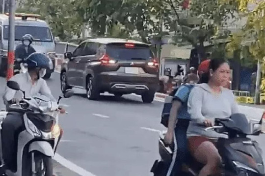 Đi ngược chiều lên cầu bất chấp phương tiện đông đúc, nữ tài xế bị xe cứu thương 'dạy cho một bài học'